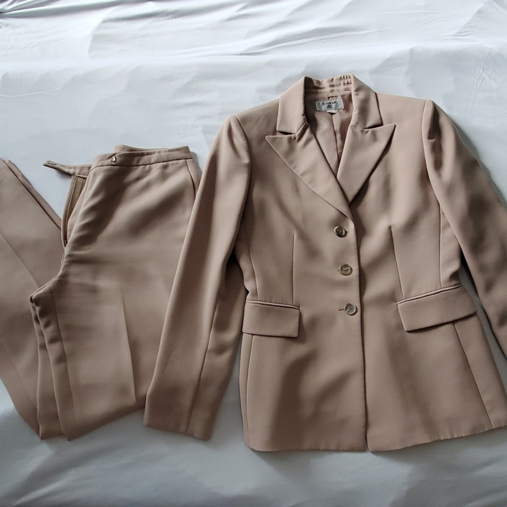 Tan Stress women's suite